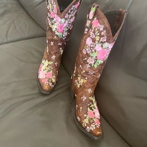 Lane flower embroidered leather women’s size 9.5 boots. Worn only 4 or 5 times.